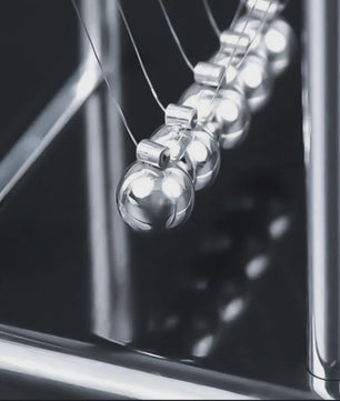 Newton's Cradle: Wetenschappelijk Pendel Speelgoed voor Bureau & Stressverlichting