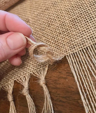 Natuurlijke Jute Tafelrunner met Franjes - Sfeervolle Decoratie voor Kerst en Bruiloft