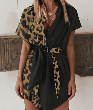 Dames Jurk met Leopard Print en Asymmetrische Kraag - Contrast Design