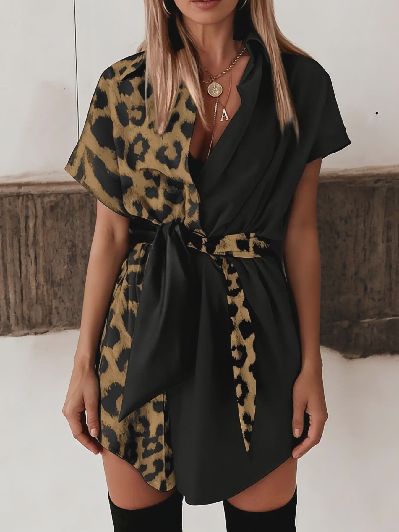 Dames Jurk met Leopard Print en Asymmetrische Kraag - Contrast Design
