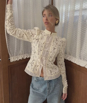 Elegante Witte Kant Blouse met Lange Mouwen en Uitgesneden Details - Dames