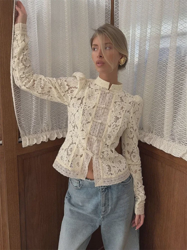 Elegante Witte Kant Blouse met Lange Mouwen en Uitgesneden Details - Dames