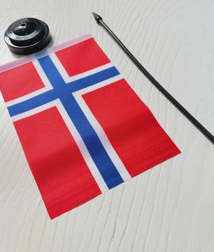 Noorse Bureauvlag 14x21cm - Polyester Vlag van Noorwegen met Standaard