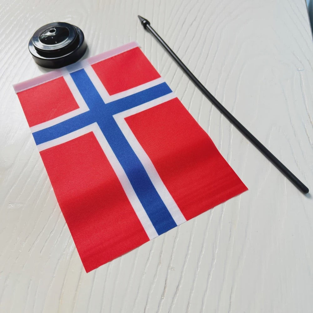 Noorse Bureauvlag 14x21cm - Polyester Vlag van Noorwegen met Standaard