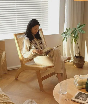 Luxe Fauteuil van Massief Hout en Rotan - Stijlvolle Relaxstoel voor Woonkamer of Balkon