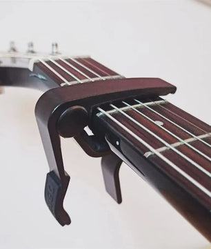 7-delige Gitaar Capo Set met 5 Picks en Houder - Zwart & Zilver