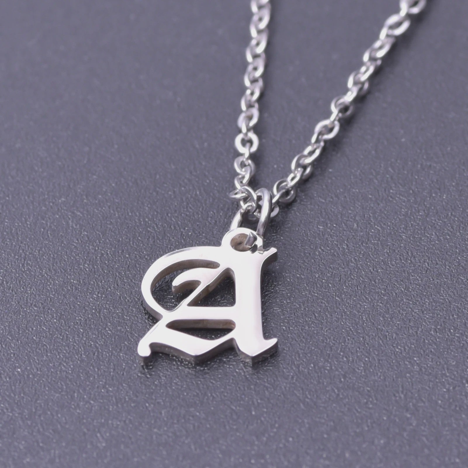 RVS Initiaal Ketting met Oude Engelse Letterhanger - 26 Letters, Perfect voor Hem, Haar of als Koppelkado
