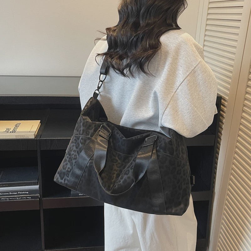 Stijlvolle Leopard Print Duffle Bag: Grote Reistas met Verstelbare Band voor Dames
