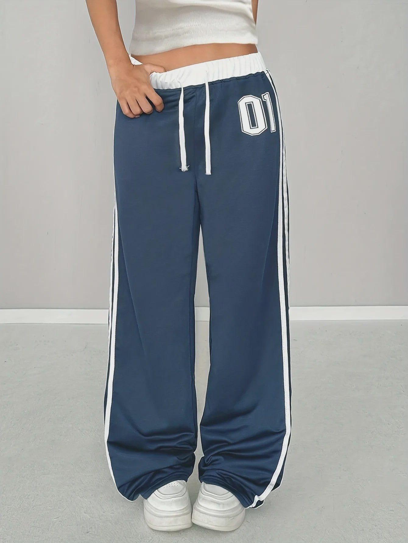 Meisjes Sportbroek met Wijde Pijpen, Trekkoord en '01' Print - Trendy Casual