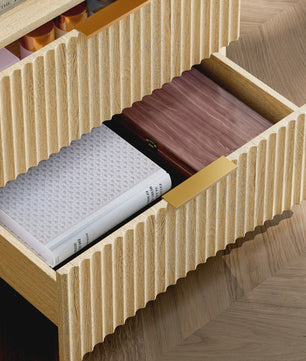Eiken Nachtkastje met 3 Lades, Goudkleurige Handgrepen en Soft-Close Systeem - 58x38x64 cm