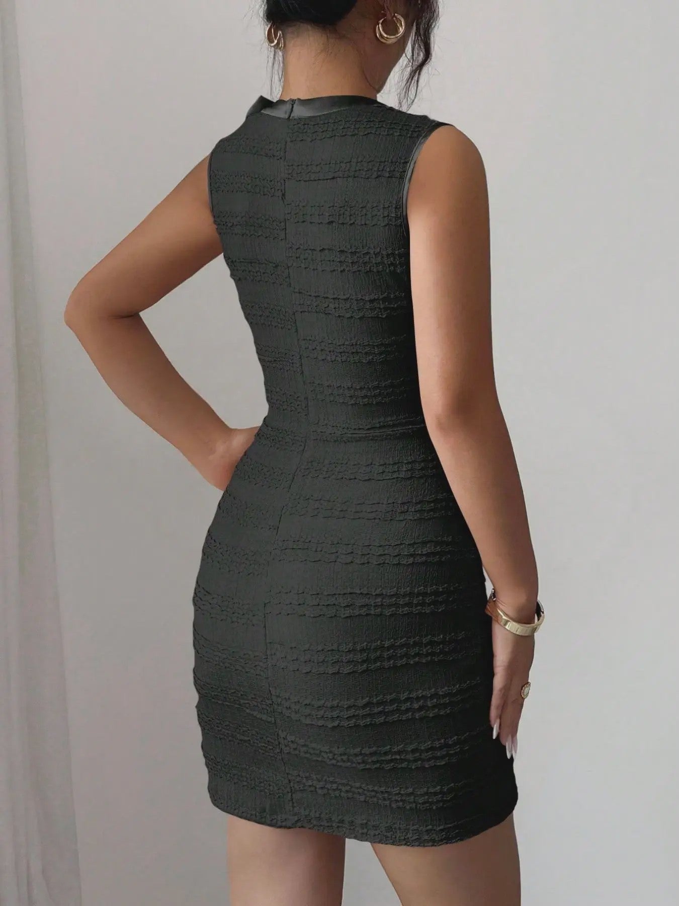 Elegante Getextureerde Bodycon Jurk met Strik en Parelknoopjes