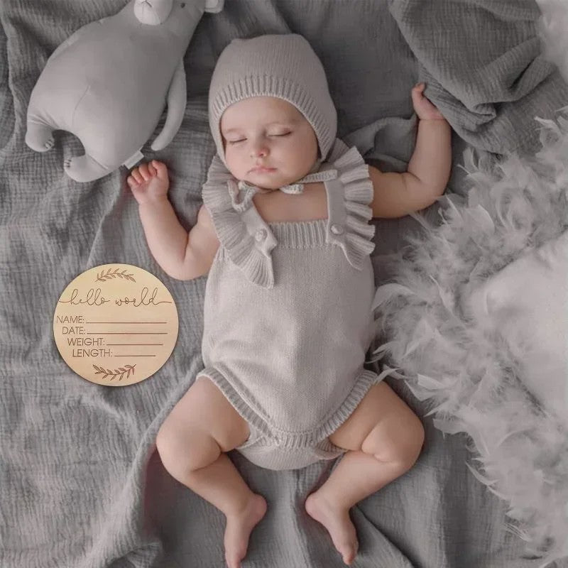 Houten Geboorte Aankondiging Bordje 'Hello World' - Fotoprop & Kraamcadeau