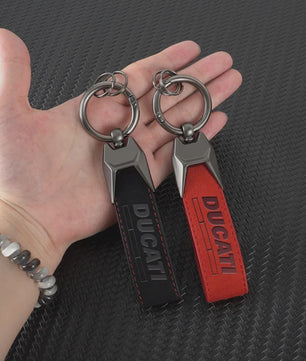 Luxe Suede Sleutelhangerhouder met Ducati Logo - Perfect Cadeau