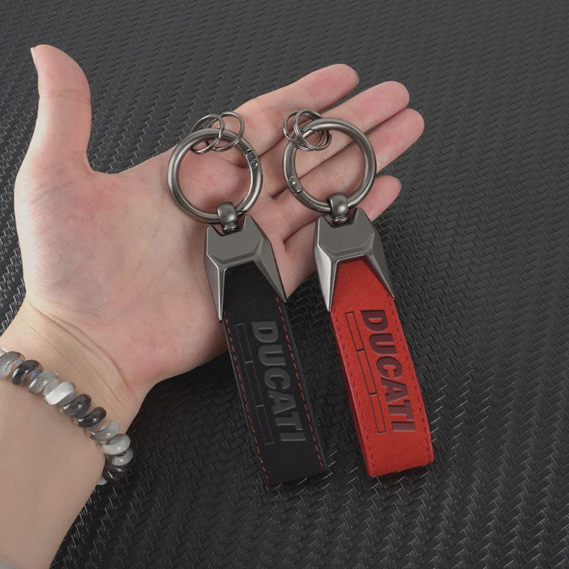Luxe Suede Sleutelhangerhouder met Ducati Logo - Perfect Cadeau