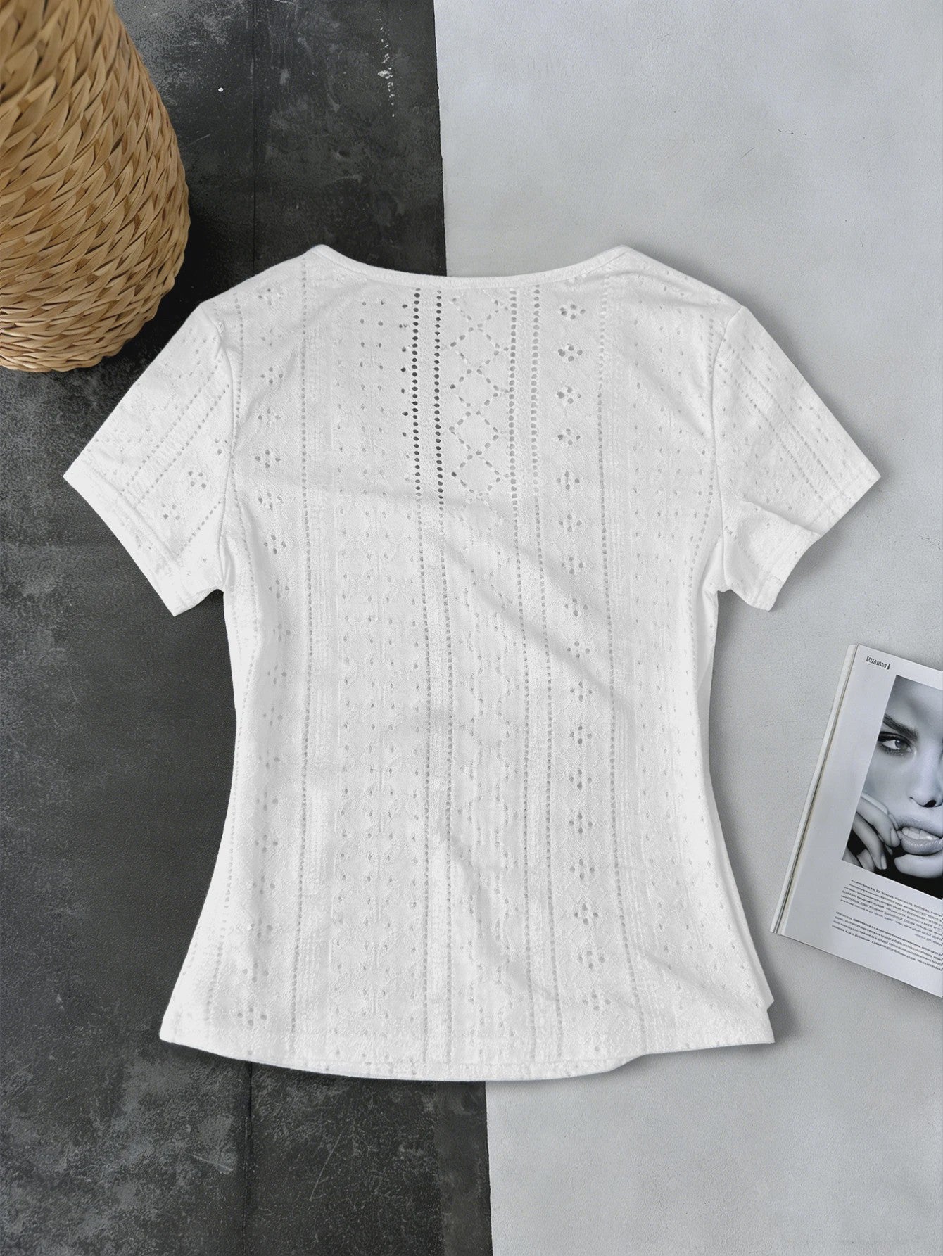 Dameswikkel T-shirt met korte mouwen en knoopdetails