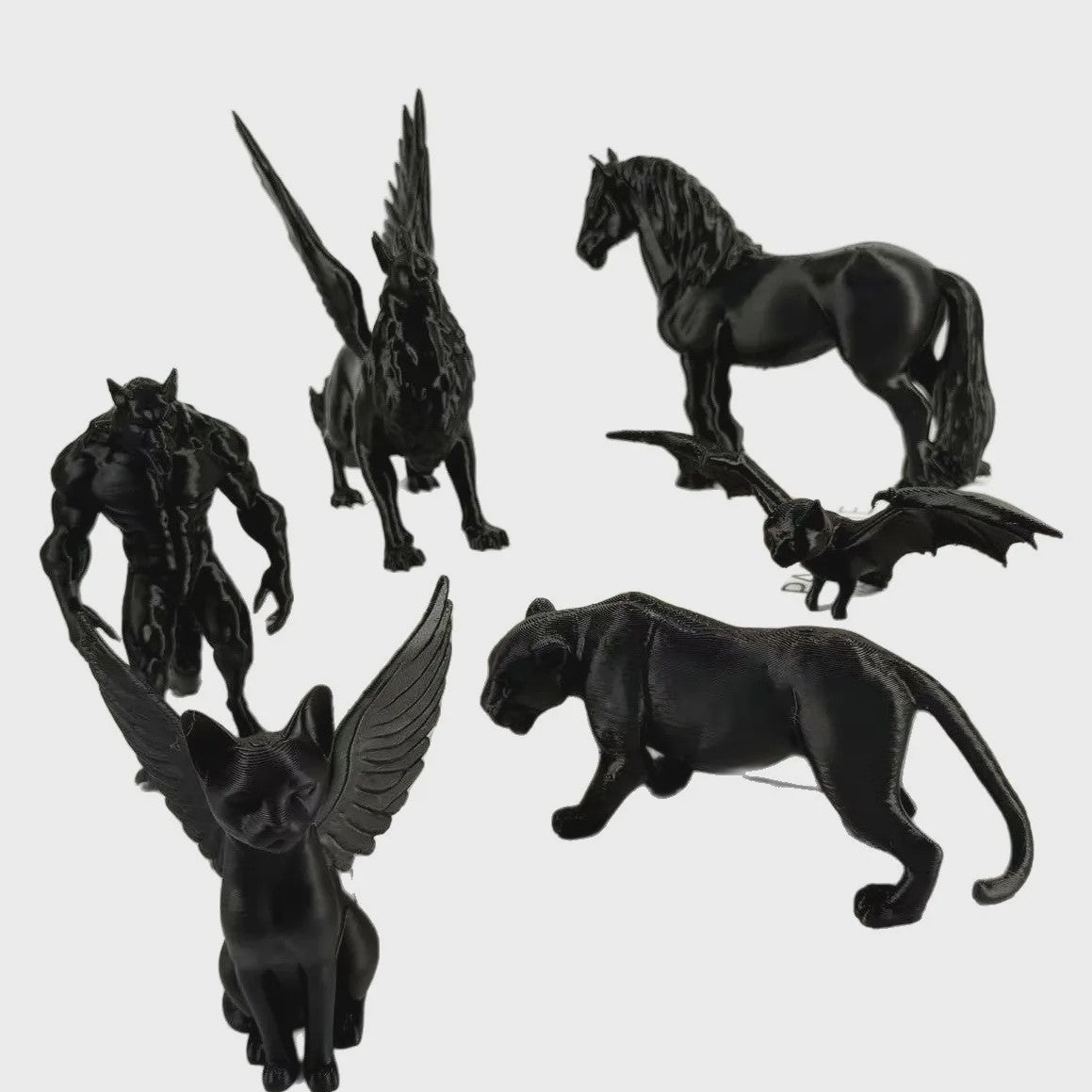 Set van 5 Unieke 3D Geprinte Zwarte Beeldjes: Weerwolf, Paard, Kat, Griffioen & Vleermuis