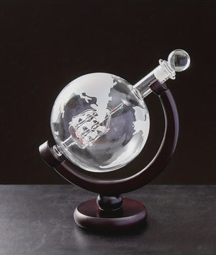 Luxe Whiskey Decanter Set in Wereldbol Design met Houten Standaard en 2 Glazen - 900ml