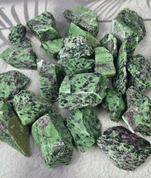 Ruwe Robijn Zoisiet Kristallen - Natuurlijke Edelsteen voor Healing & Meditatie