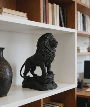 Luxe Leeuw Beeldje - Goud/Zilver Afwerking - Symbool van Moed & Loyaliteit - Decoratie voor Bureau & Kantoor