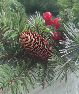 Luxe Kerstkrans met LED Verlichting, Pijnbomen en Rode Bessen - 40cm
