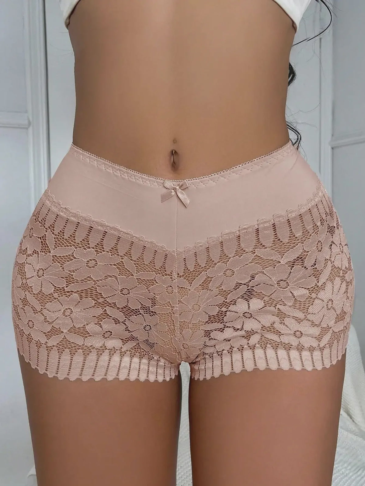 Luxe Kanten Boyshorts met Hoge Taille en Sexy Uitsnijdingen - Verkrijgbaar in Plus Size