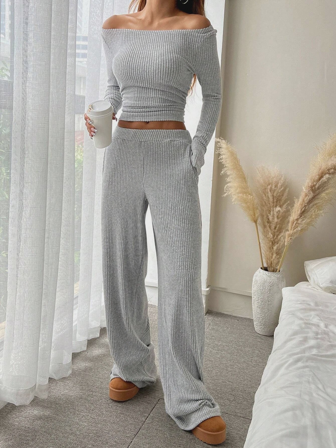 Dames Ribgebreide Set: Losvallende Top met Wijde Broek