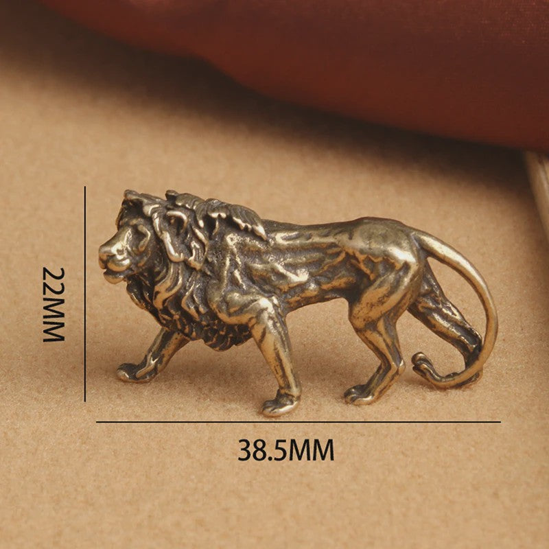 Majestueuze Miniatuur Leeuwenkoning - Vintage Koperen Beeldje voor Bureau & Huisdecoratie