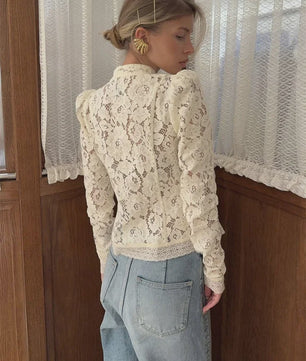 Elegante Witte Kant Blouse met Lange Mouwen en Uitgesneden Details - Dames