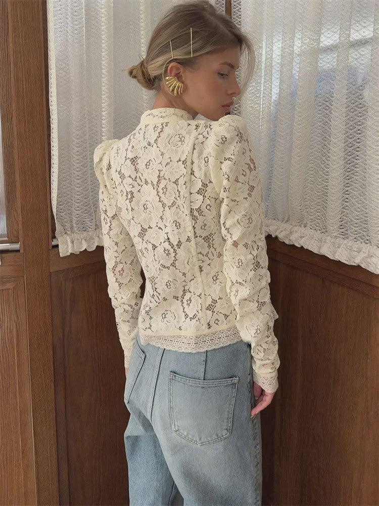 Elegante Witte Kant Blouse met Lange Mouwen en Uitgesneden Details - Dames