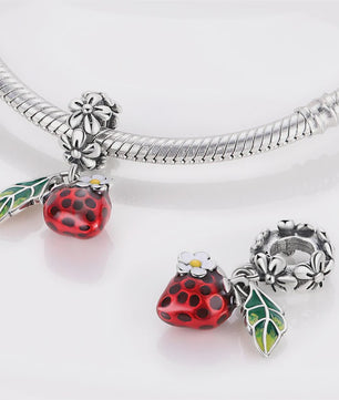 Zilverkleurige Fruit Bedels: Aardbei & Kers - Perfect voor DIY Armbanden