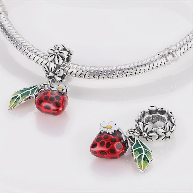 Zilverkleurige Fruit Bedels: Aardbei & Kers - Perfect voor DIY Armbanden