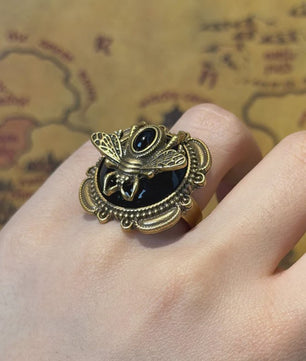 Vintage Goudkleurige Ring met Bij en Zwarte Steen - Romantisch Juweel