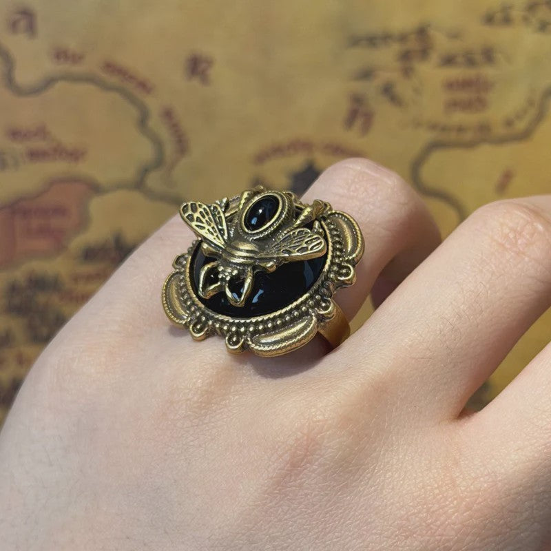 Vintage Goudkleurige Ring met Bij en Zwarte Steen - Romantisch Juweel