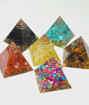 Orgonite Kristal Piramide - Energie & Meditatie Tool - Amethist & Kwarts Decoratie
