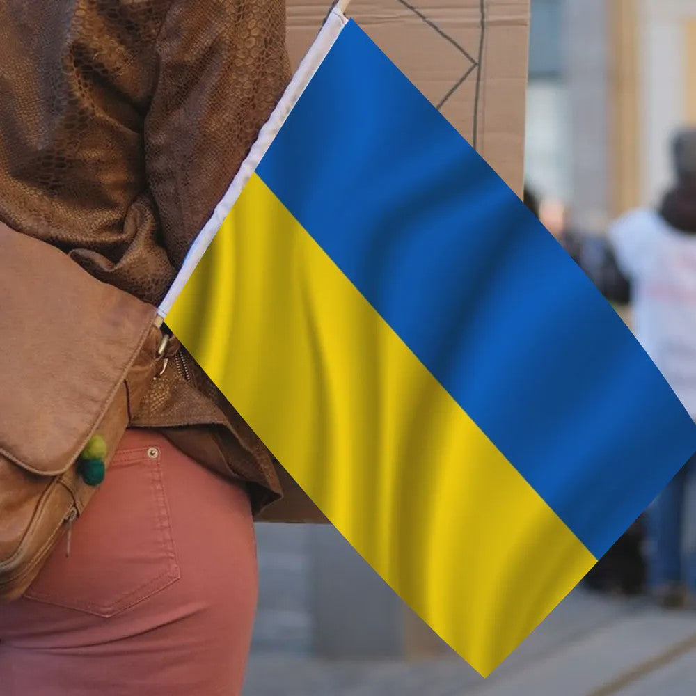 Ukraine Wapperende Handvlag 14x21cm met Witte Stok - Feestdecoratie & Evenementen