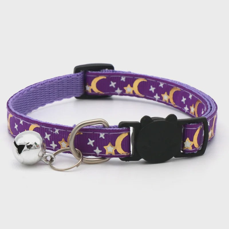 Verstelbare Kattenhalsband met Bel en Sterren/Maan Print - Veilig & Stijlvol