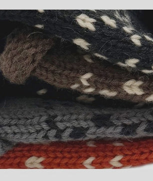 Dames Muts met Fair Isle Patroon, Pompon en Omgeslagen Boord - Warm & Stijlvol