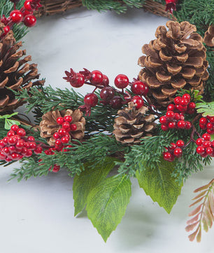 Handgemaakte Kerstkrans met Cipres, Rode Bessen & Denneappels - Voordeur Decoratie