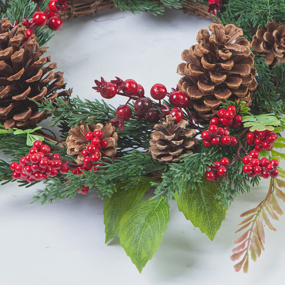 Handgemaakte Kerstkrans met Cipres, Rode Bessen & Denneappels - Voordeur Decoratie