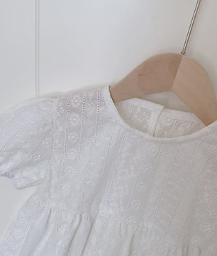 Zomerse Babydoll Blouse voor Meisjes met Broderie en Pufmouwen - Schattig en Casual