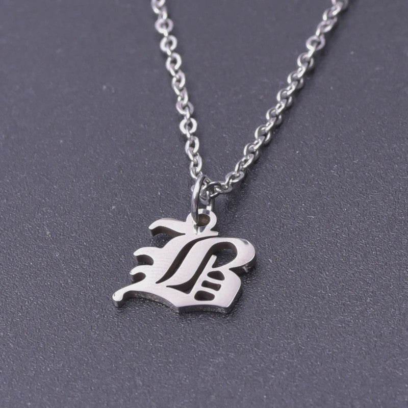 RVS Initiaal Ketting met Oude Engelse Letterhanger - 26 Letters, Perfect voor Hem, Haar of als Koppelkado