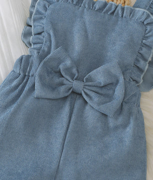 Schattige Baby Outfit: Witte Lange Mouwen Top met Blauwe Overalls en Strik