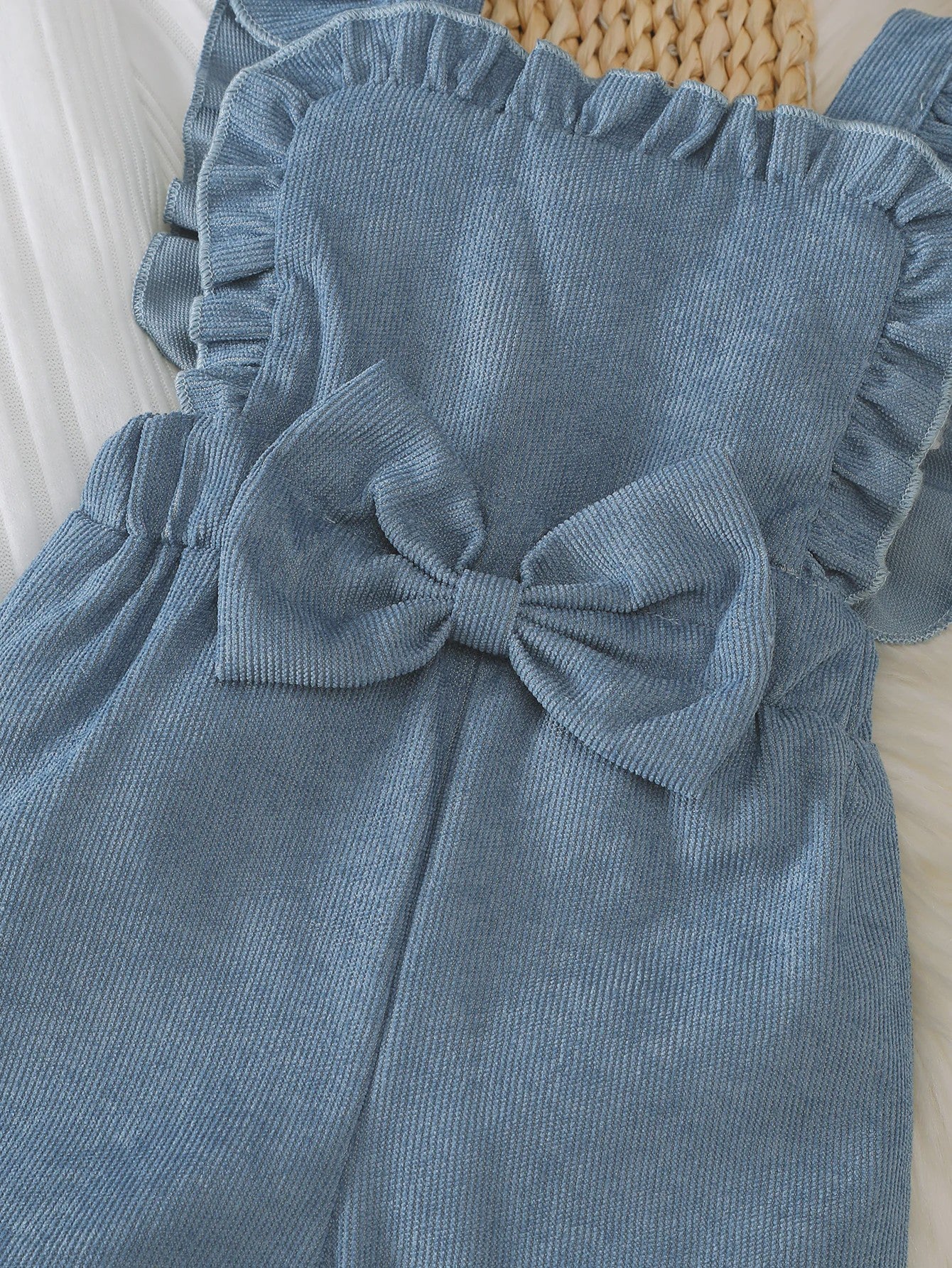 Schattige Baby Outfit: Witte Lange Mouwen Top met Blauwe Overalls en Strik
