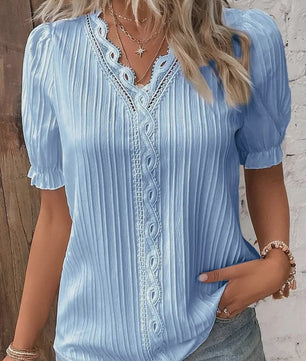 Zomerse Dames Blouse met V-hals en Kantdetails - Korte Mouwen