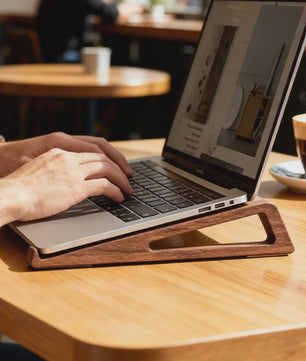 Houten Laptop Standaard - Verhoogt en Koelt je Notebook