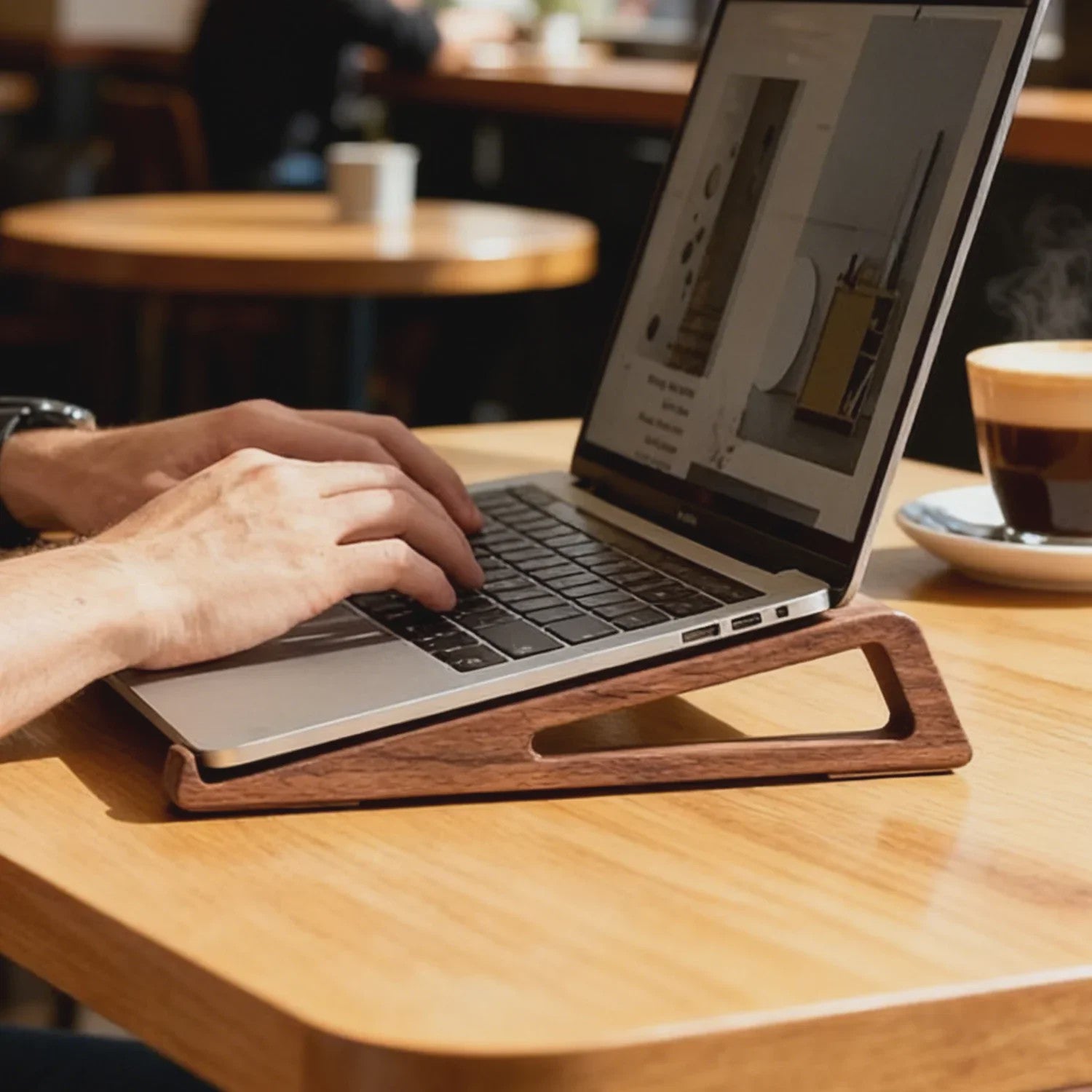 Houten Laptop Standaard - Verhoogt en Koelt je Notebook