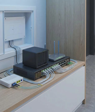 24-Poorts Gigabit Netwerk Switch met 2 SFP Poorten, 52Gbps Bandbreedte & Bliksembeveiliging