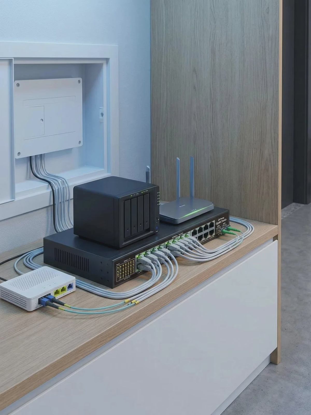 24-Poorts Gigabit Netwerk Switch met 2 SFP Poorten, 52Gbps Bandbreedte & Bliksembeveiliging