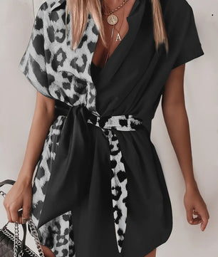 Dames Jurk met Leopard Print en Asymmetrische Kraag - Contrast Design