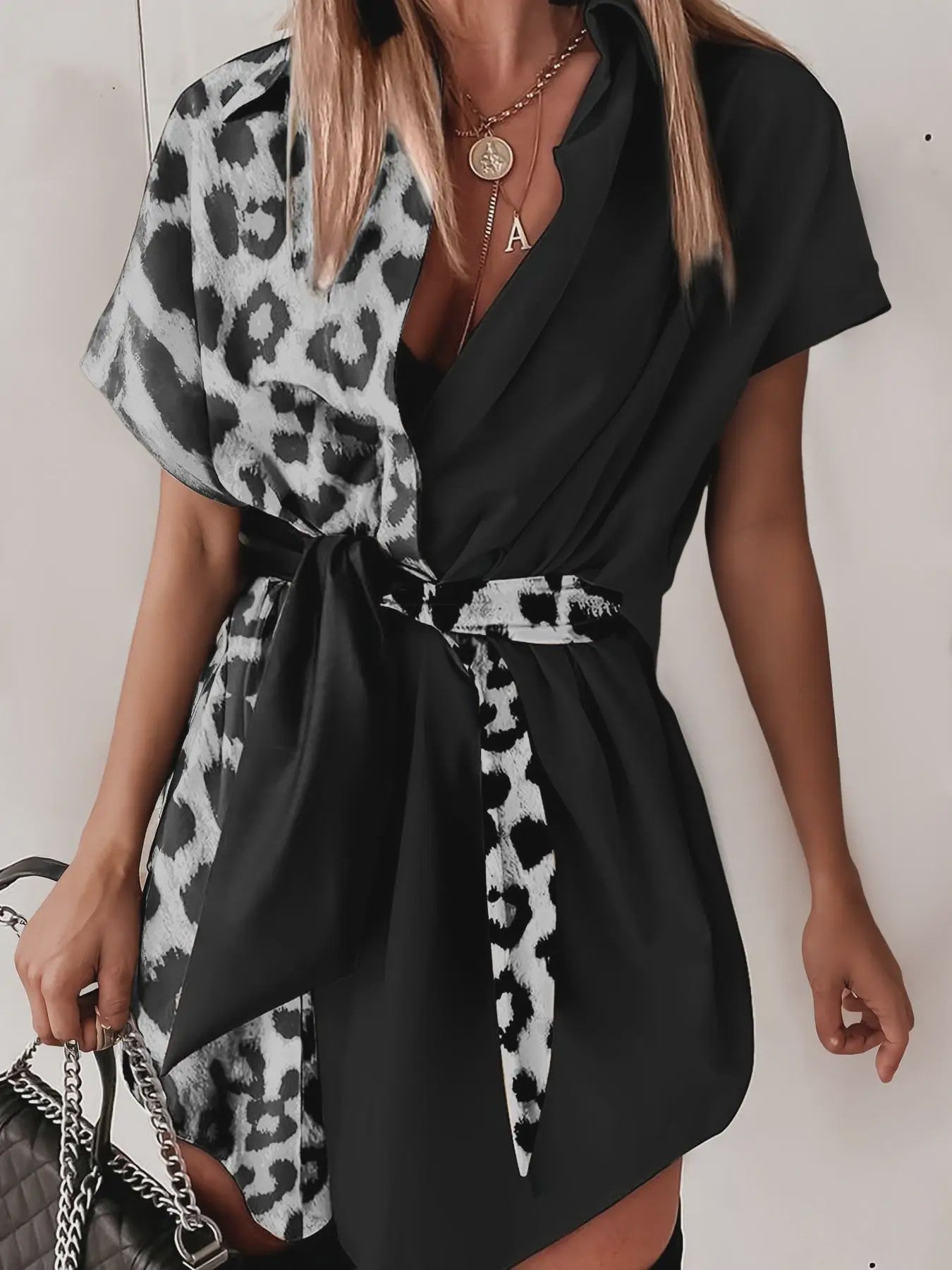 Dames Jurk met Leopard Print en Asymmetrische Kraag - Contrast Design